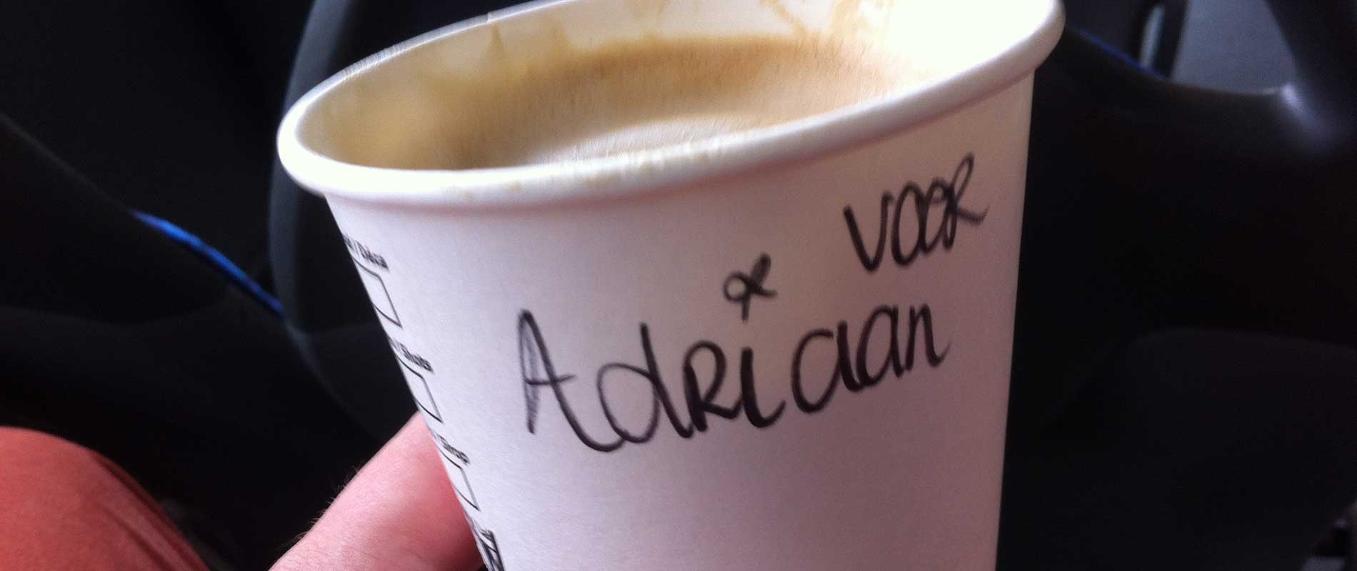 De koffiebeker van Adriaan bij de Starbucks